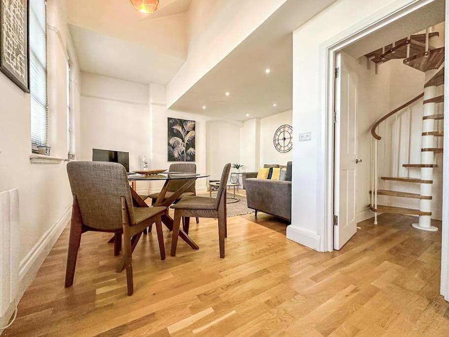 Newly Refurbished Luxury 3 Bedroom Apartment ลอนดอน ภายนอก รูปภาพ