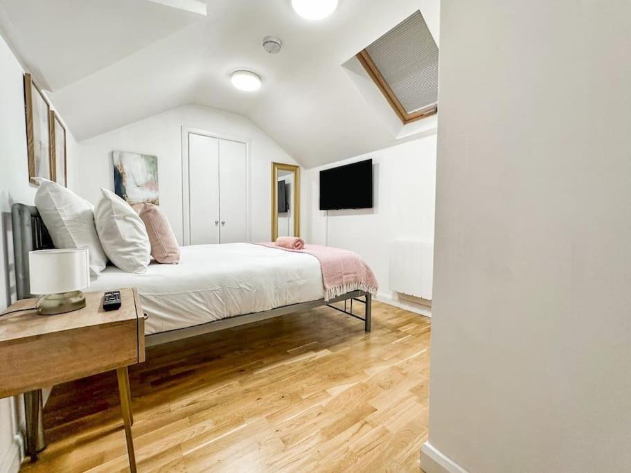Newly Refurbished Luxury 3 Bedroom Apartment ลอนดอน ภายนอก รูปภาพ
