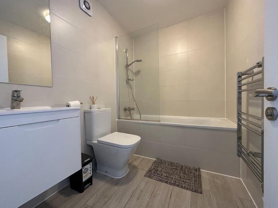Newly Refurbished Luxury 3 Bedroom Apartment ลอนดอน ภายนอก รูปภาพ