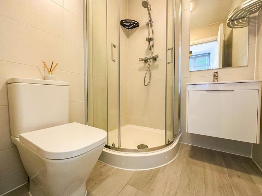 Newly Refurbished Luxury 3 Bedroom Apartment ลอนดอน ภายนอก รูปภาพ