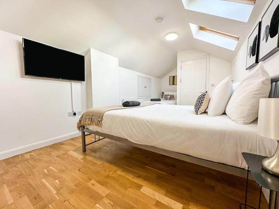 Newly Refurbished Luxury 3 Bedroom Apartment ลอนดอน ภายนอก รูปภาพ