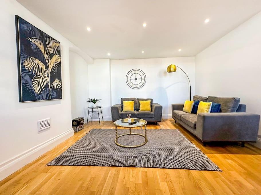 Newly Refurbished Luxury 3 Bedroom Apartment ลอนดอน ภายนอก รูปภาพ